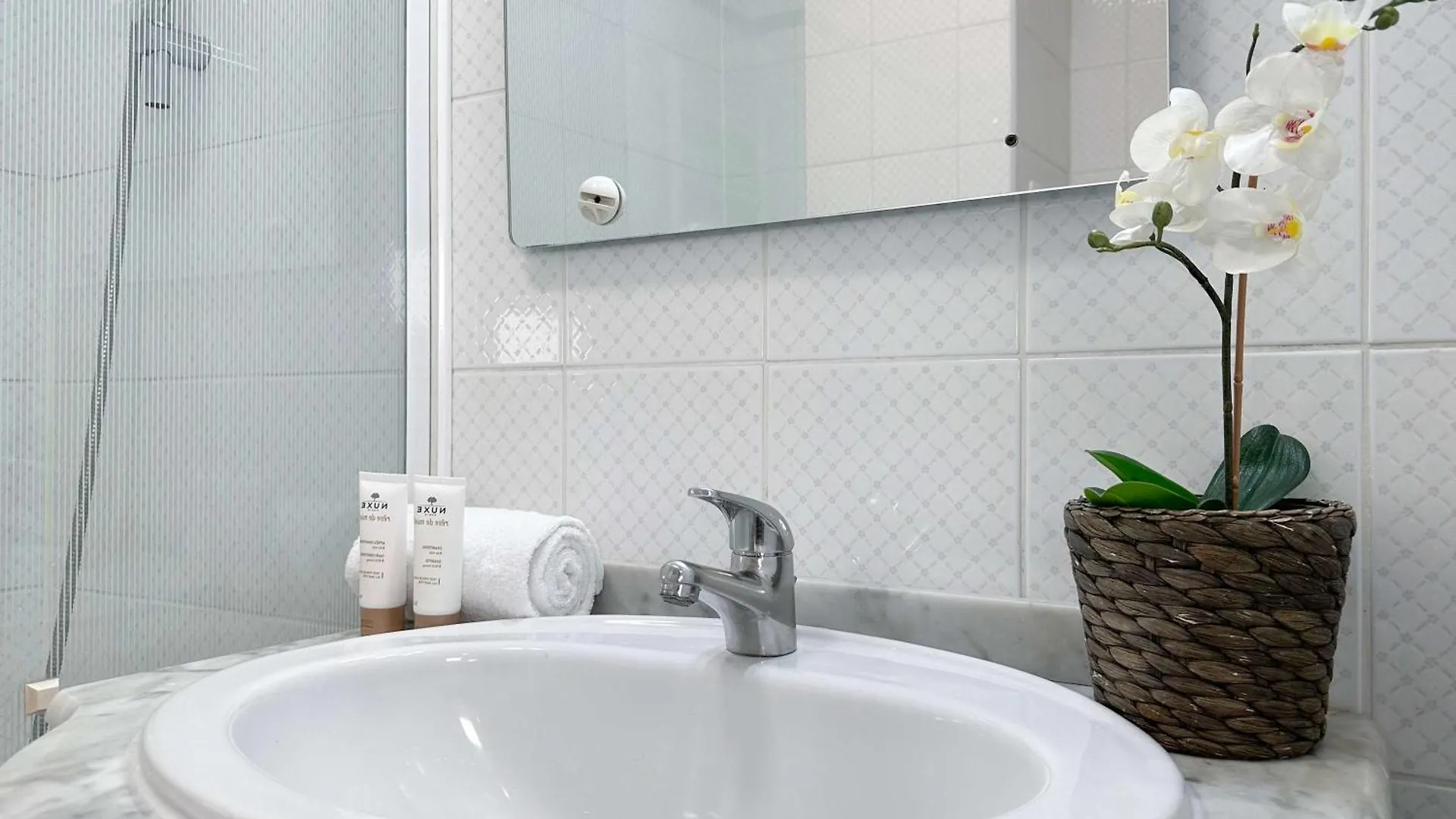 Perfect In Louvre Area باريس
